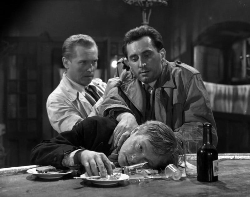 Kadr z filmu "Pętla" w reżyserii Wojciecha Jerzego Hasa, 1957. Na zdjęciu: Tadeusz Fijewski w roli Władka, Gustaw Holoubek w roli Kuby Kowalskiego i Emil Karewicz jako kelner Gienek, fot. Polfilm/East News